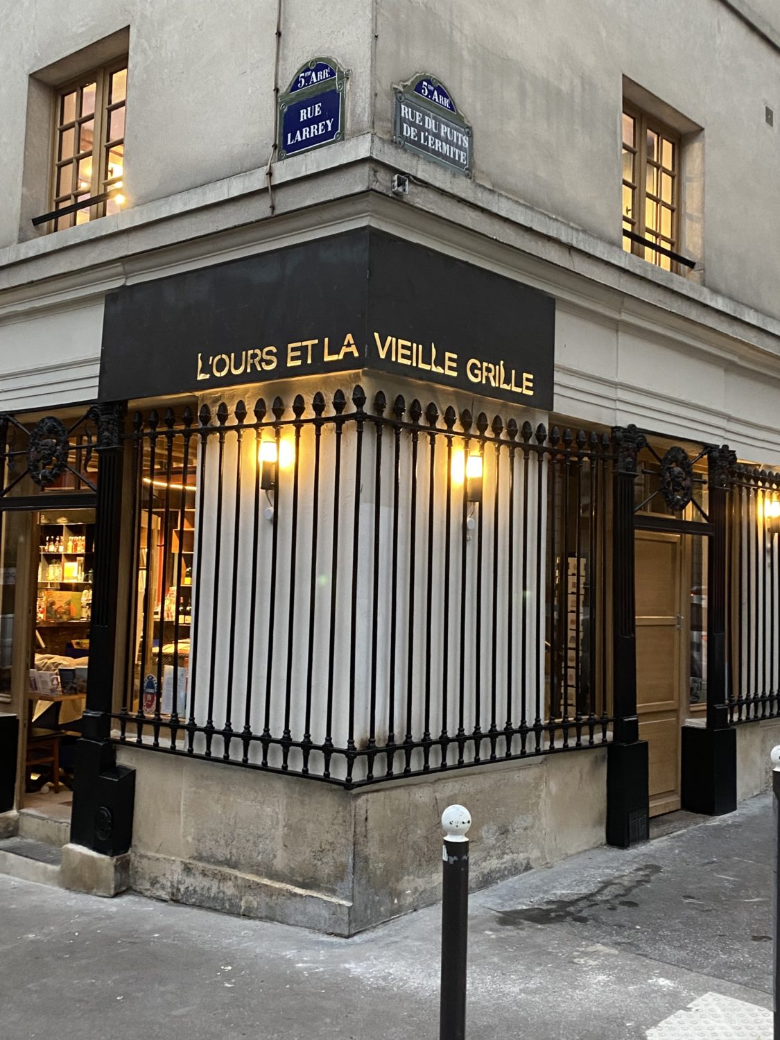 L’Ours et la Vieille grille Marché